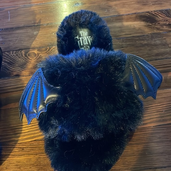 The Grave Girls Shadowed Visions Furry Slides Size 7 - Picture 6 of 7